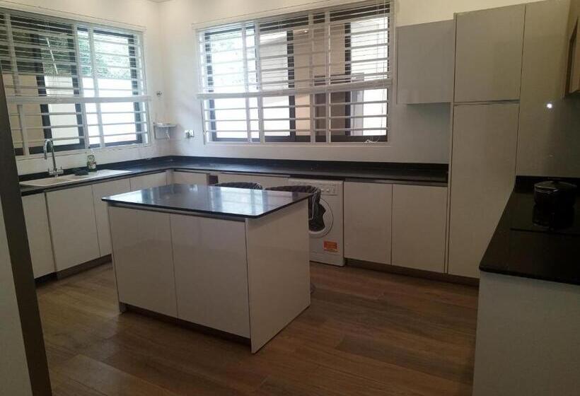 Дом 4 Спальни, Oyster Golf 3 Sakumono   Holiday Apartments