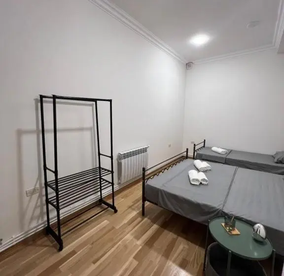اتاق کلاسیک سه تخته, Velvet Vouge Hostel