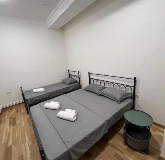 اتاق کلاسیک سه تخته, Velvet Vouge Hostel