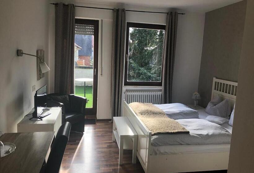 غرفة قياسية مطلّة علي الحديقة, Deutsches Haus