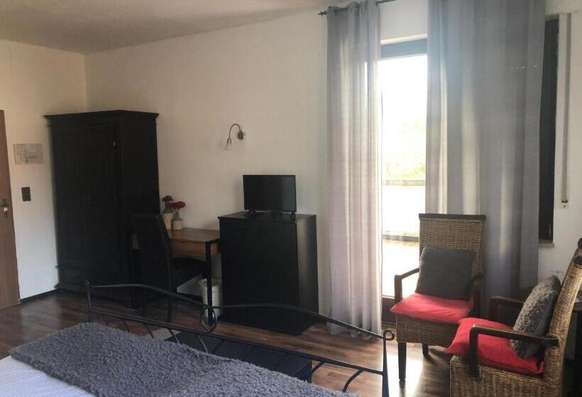 غرفة قياسية مطلّة علي الحديقة, Deutsches Haus