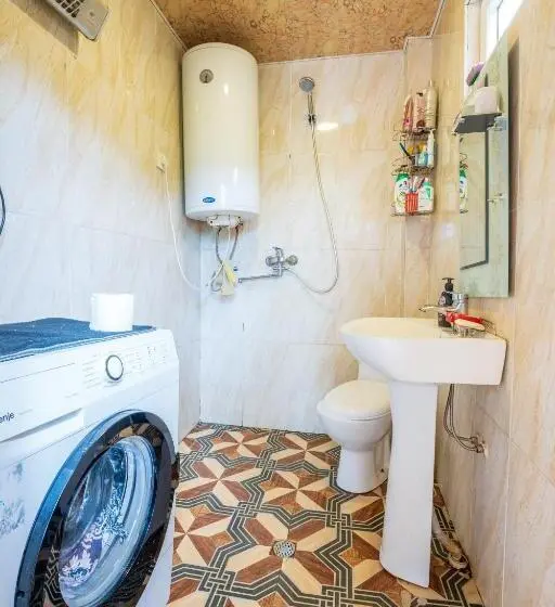 اتاق استاندارد سه نفره, Giorgi S Home