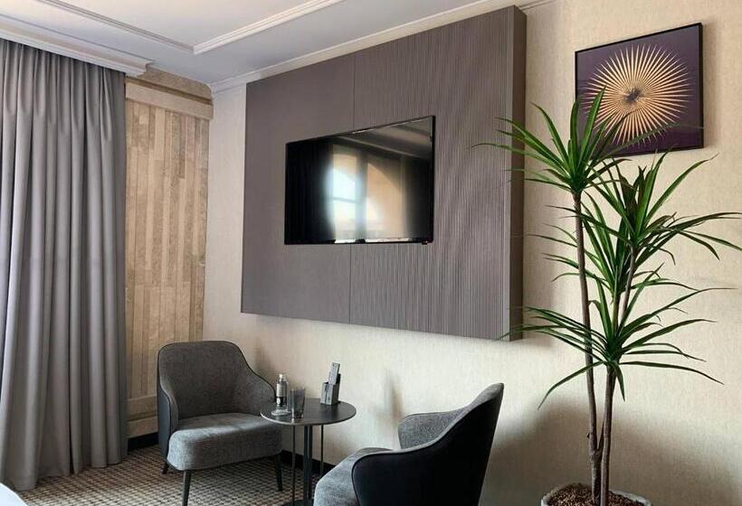 اتاق لوکس خانوادگی, Helmond