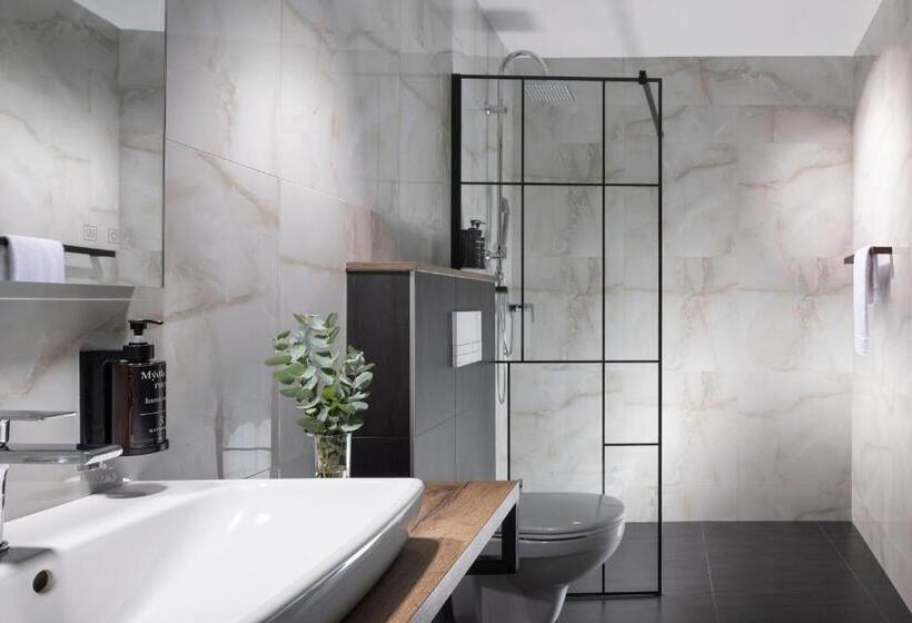 דירת חדר סופריור, Savorsky