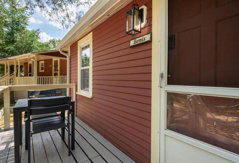 스탠다드 스튜디오, The Aurora