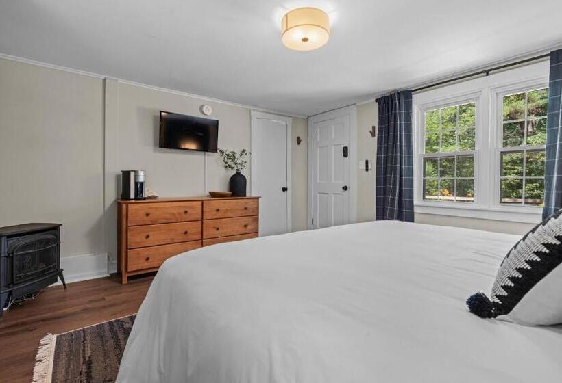 스탠다드 스튜디오 킹침대, The Aurora