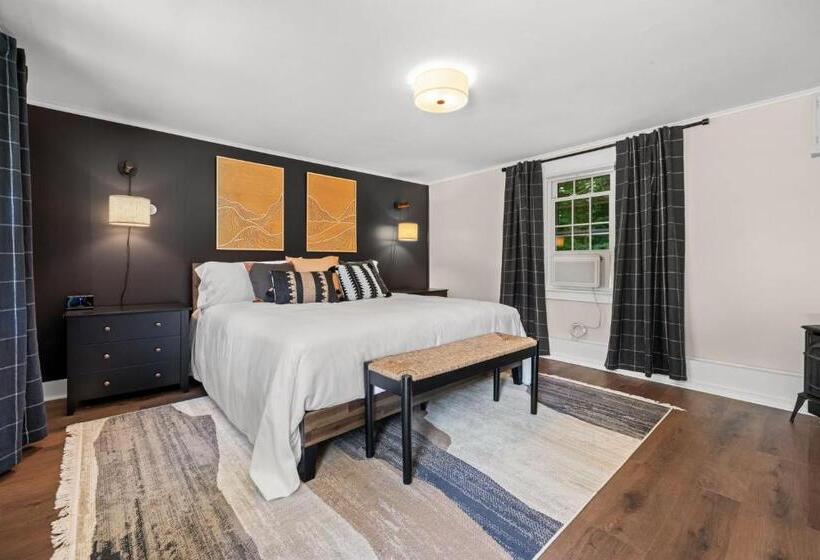 스탠다드 스튜디오 킹침대, The Aurora