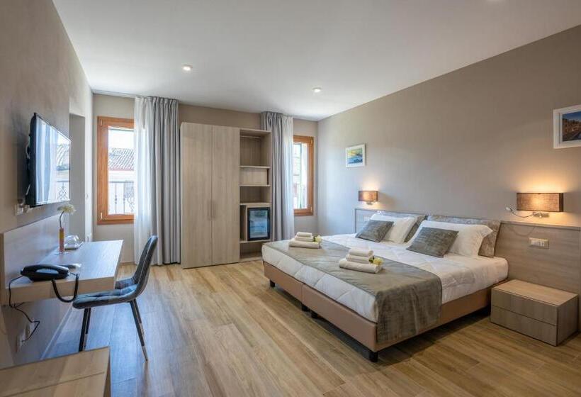 Pokój Trzyosobowy Standard Widok Ogród, Villa Carducci