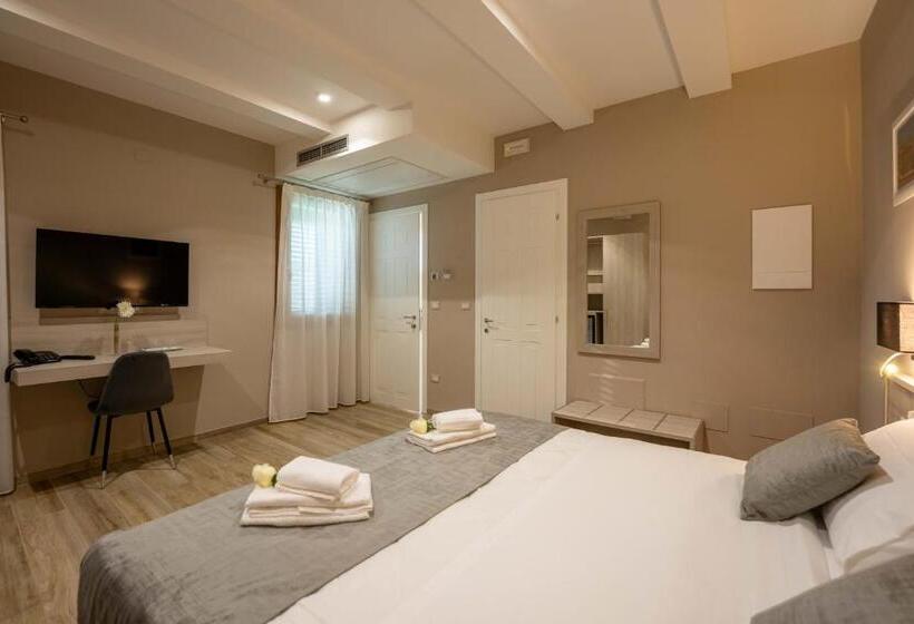 Pokój Trzyosobowy Standard Widok Ogród, Villa Carducci