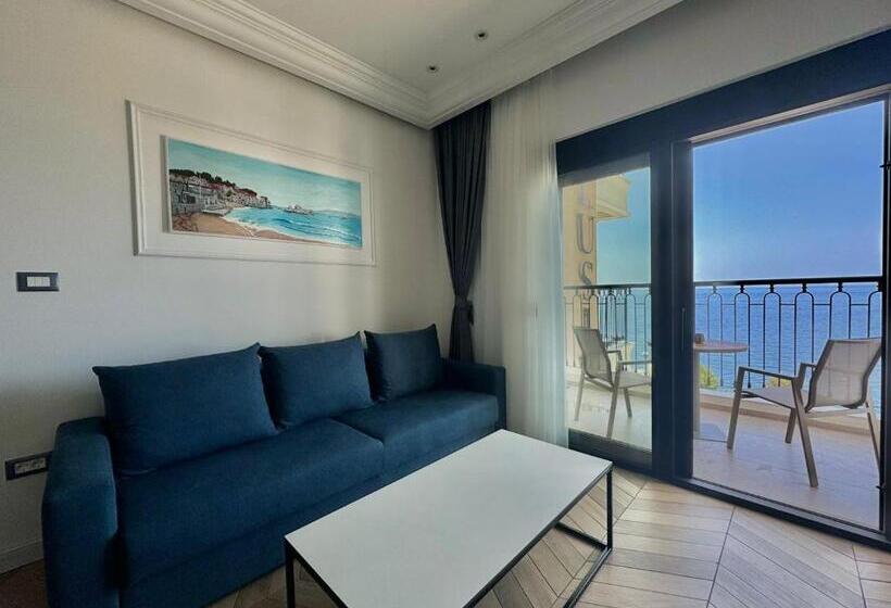 سوییت با چشمانداز دریا, Exclusive