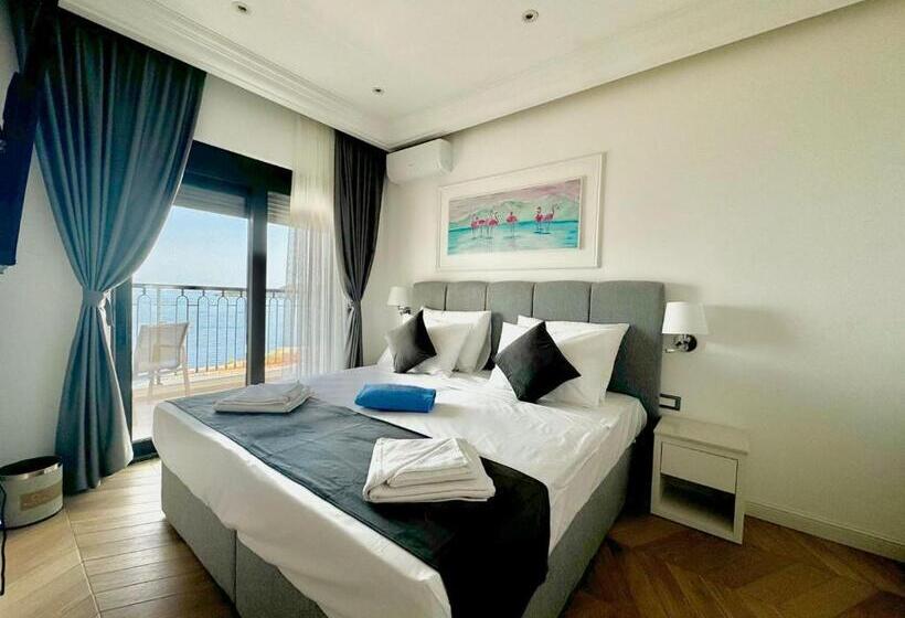 سوییت با چشمانداز دریا, Exclusive