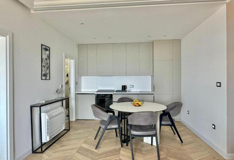 سوییت با چشمانداز دریا, Exclusive