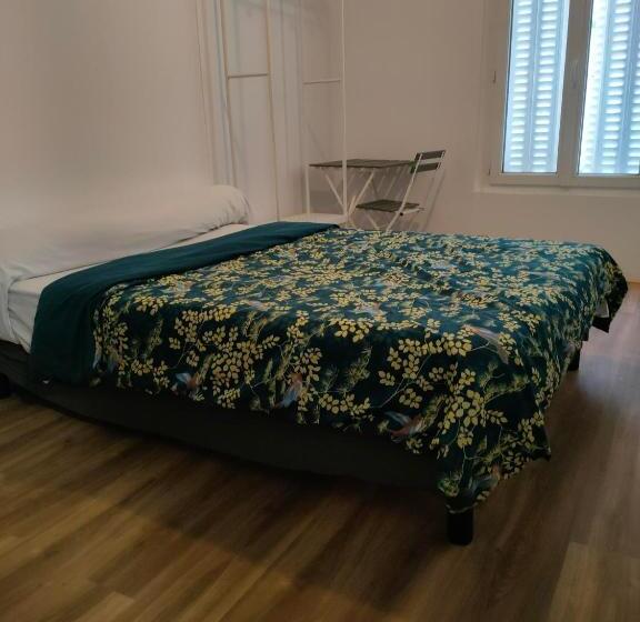 חדר אקונומי, Le Cartaultputeaux Paris Ladefense
