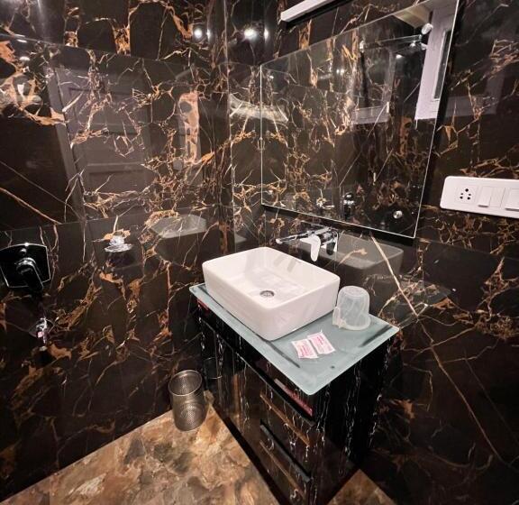 带大床的标准间, Victory Since 1979