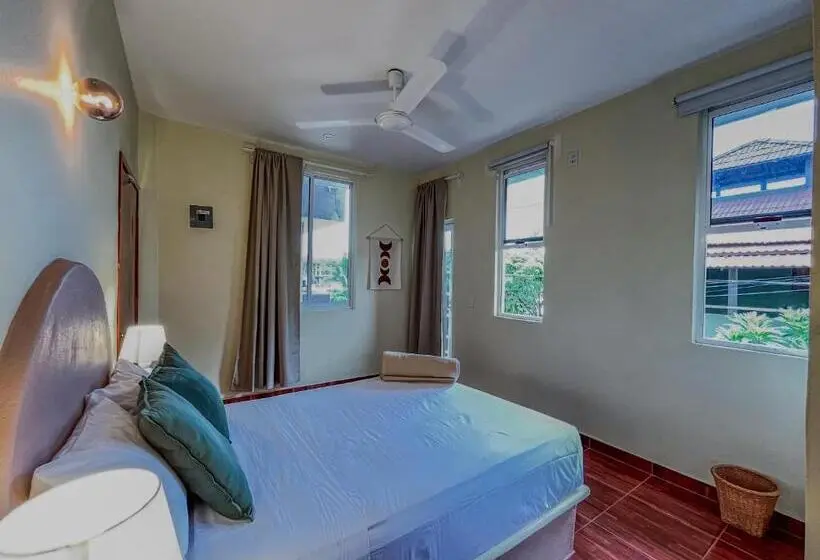 バルコニー付きデラックスルーム, Viajero Puerto Escondido Hostel