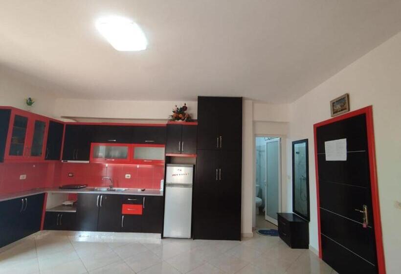 バルコニー付きスタンダードトリプルルーム, Vila Erjoni