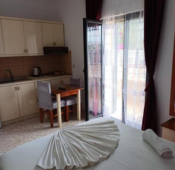 バルコニー付きスタンダードトリプルルーム, Vila Erjoni