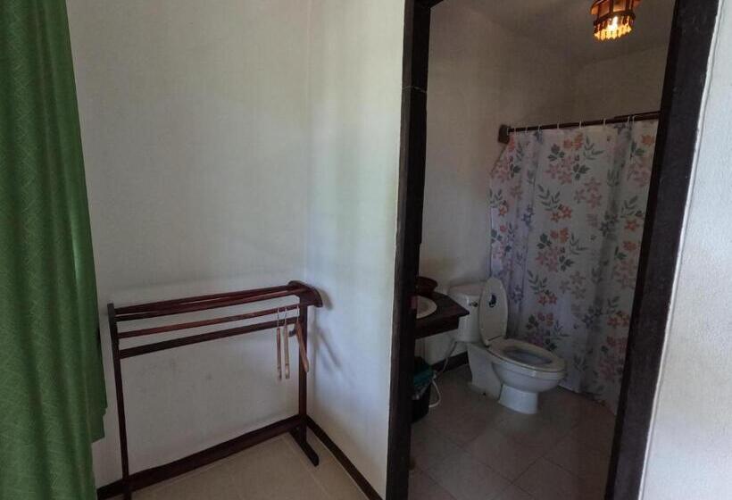 Deluxe room with river view, บ้านไม้คนเมือง Baan Mai Kon Muang Pai Resort