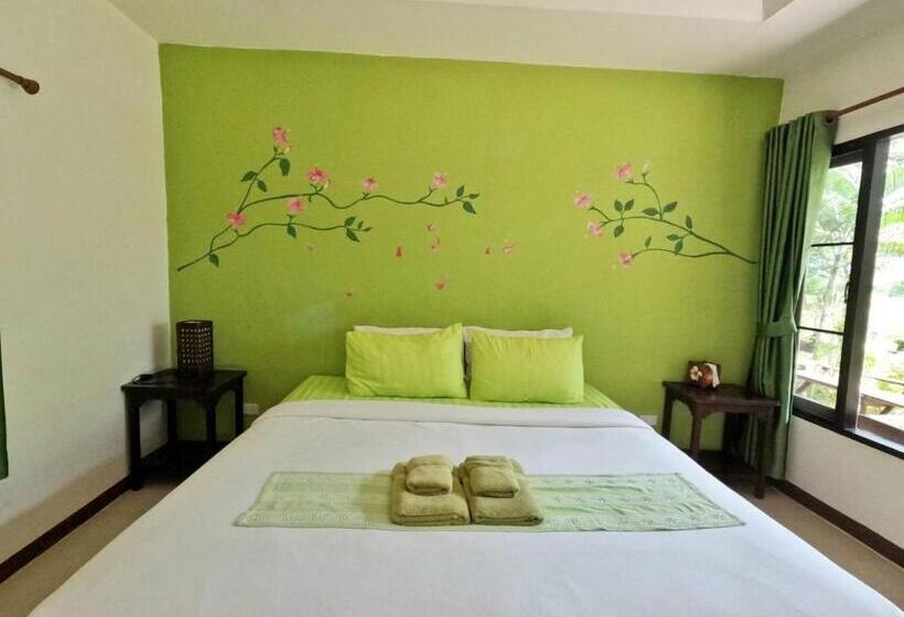 Deluxe room with river view, บ้านไม้คนเมือง Baan Mai Kon Muang Pai Resort