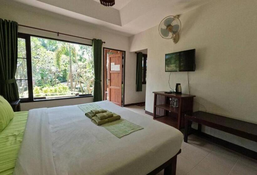 Deluxe room with river view, บ้านไม้คนเมือง Baan Mai Kon Muang Pai Resort