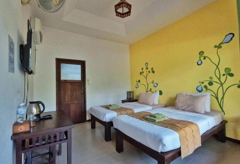 Deluxe room with river view, บ้านไม้คนเมือง Baan Mai Kon Muang Pai Resort