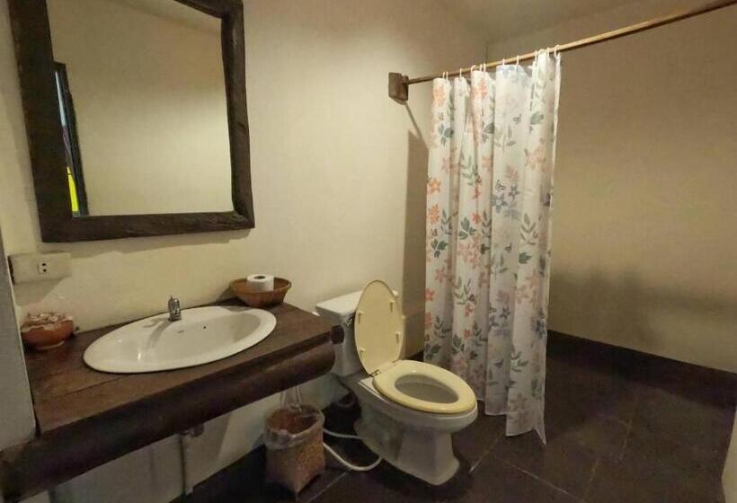 家庭间, บ้านไม้คนเมือง Baan Mai Kon Muang Pai Resort