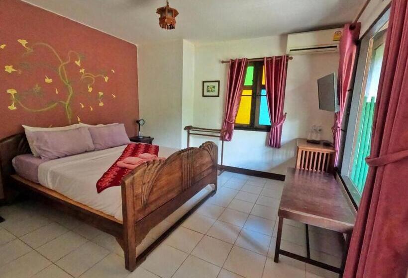 家庭间, บ้านไม้คนเมือง Baan Mai Kon Muang Pai Resort