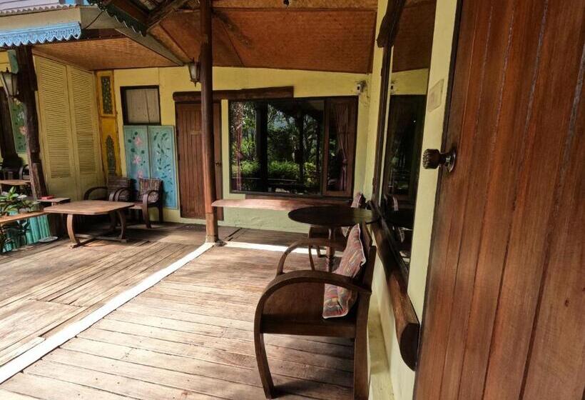 家庭间, บ้านไม้คนเมือง Baan Mai Kon Muang Pai Resort