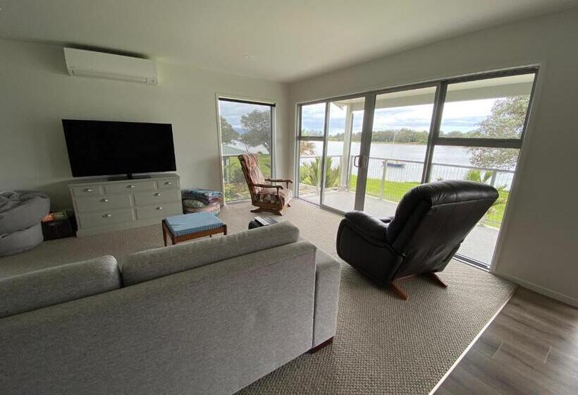 Апартаменты 1 Спальня с Балконом, Athenree Beach House