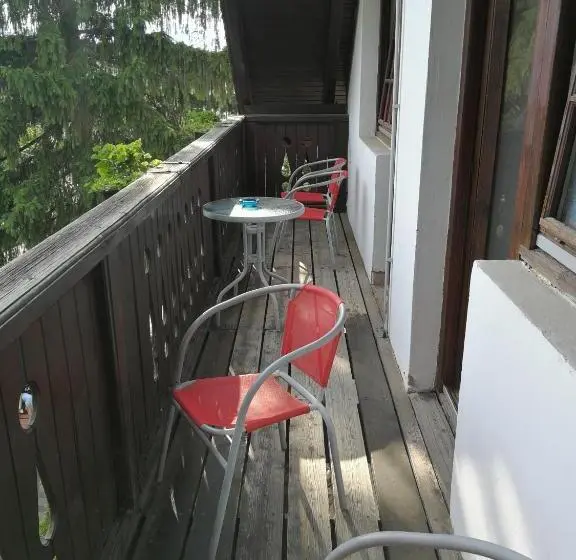 Pokój Czteroosobowy Standard z Balkonem, Dunakanyar Bed & Breakfast