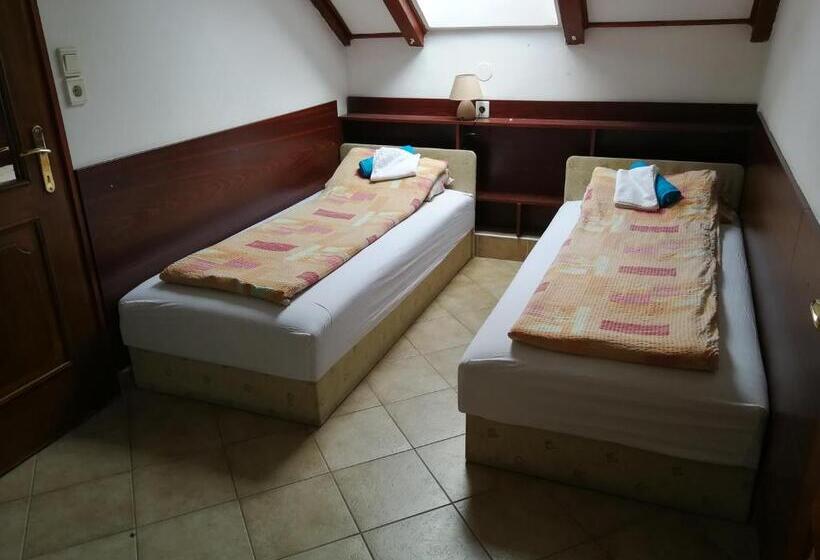 バルコニー付スタンダード４ベッドルーム, Dunakanyar Bed & Breakfast