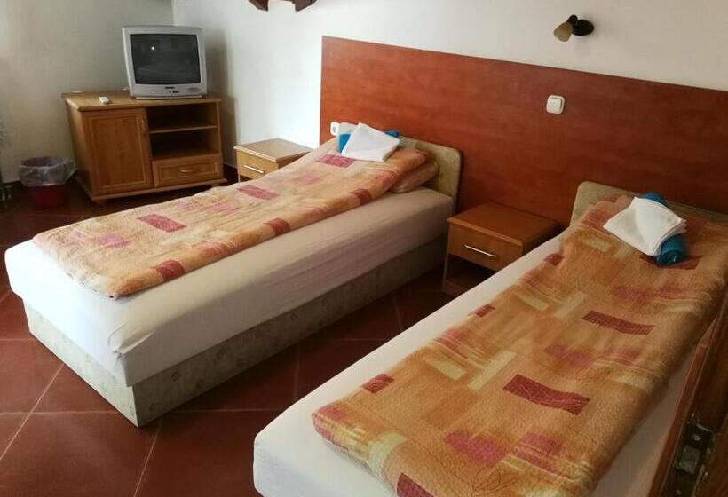 バルコニー付スタンダード４ベッドルーム, Dunakanyar Bed & Breakfast