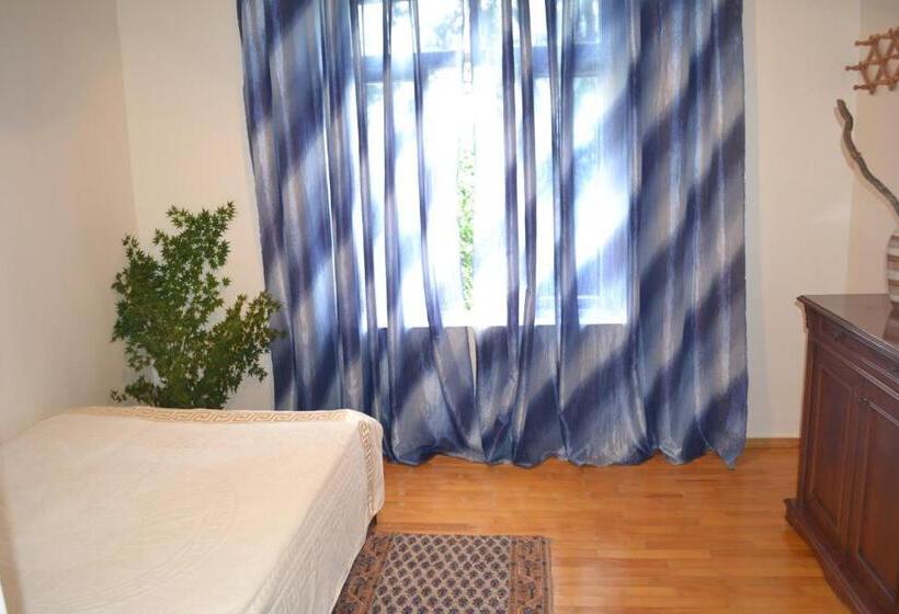 3 Bedroom Suite, Medea S Guest House