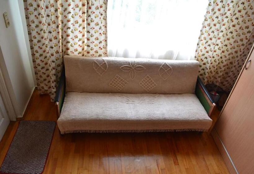 3 Bedroom Suite, Medea S Guest House