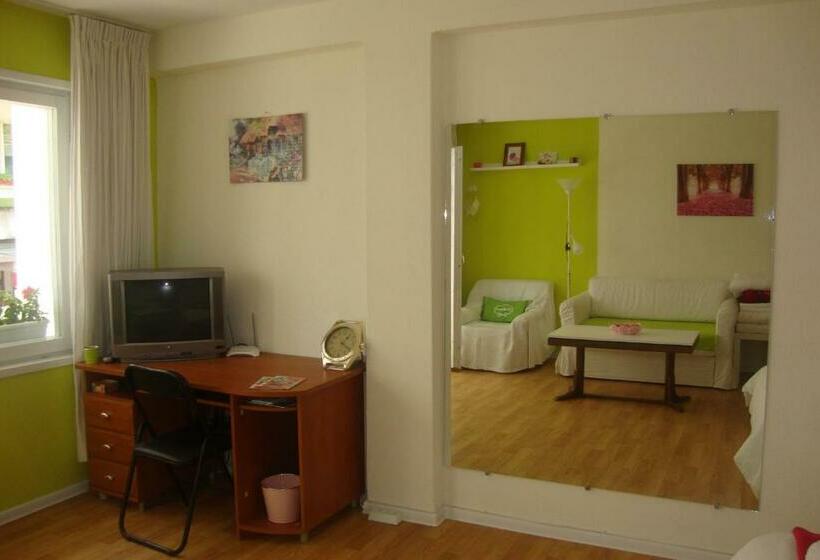 חדר לארבעה סטנדרטי עם מרפסת, Guest Rooms Colours