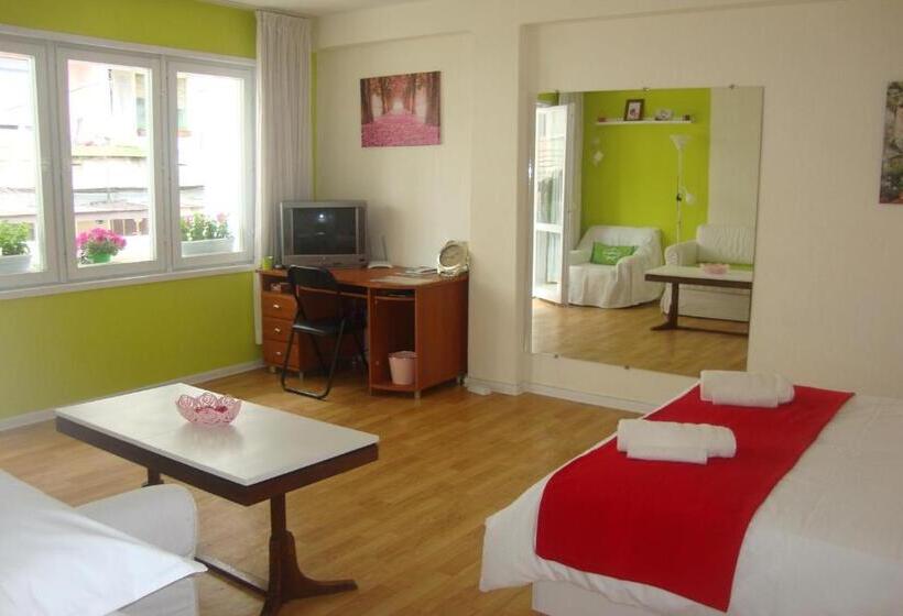 Четырехместный Номер Стандарт с Балконом, Guest Rooms Colours