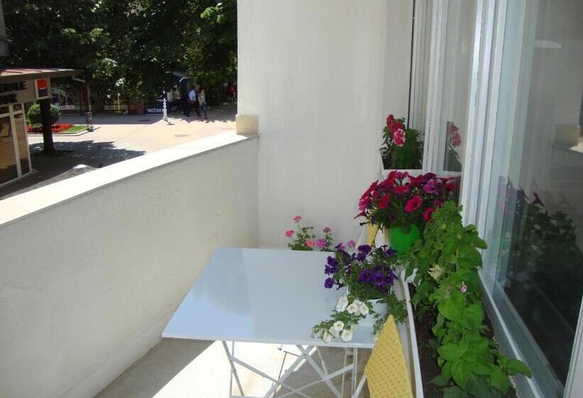 חדר לארבעה סטנדרטי עם מרפסת, Guest Rooms Colours