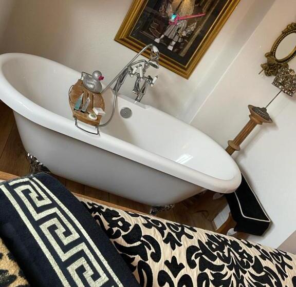 디럭스 룸, Olivia House