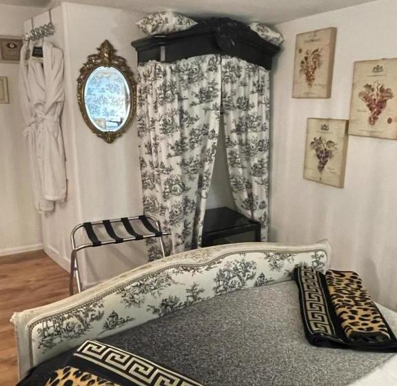 디럭스 룸, Olivia House