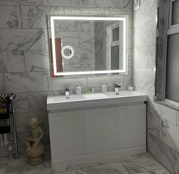 디럭스 룸, Olivia House