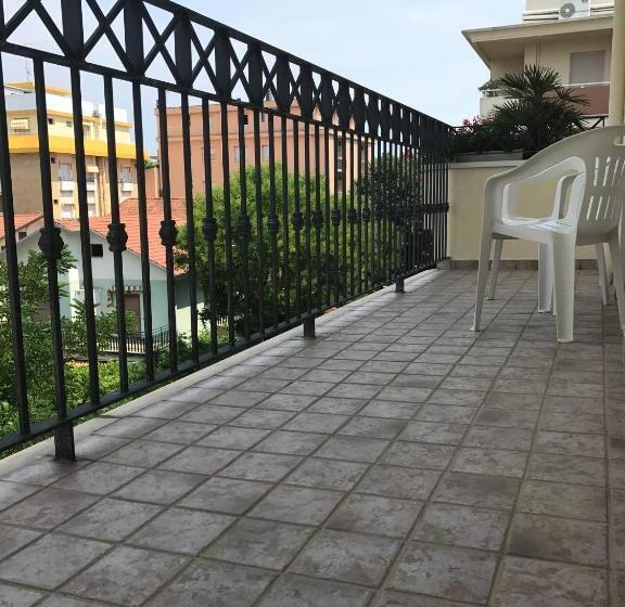 غرفة قياسية مزوَّدة بشُرفة, Luciana