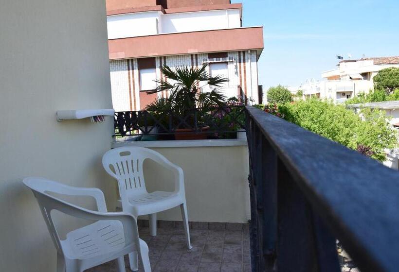 غرفة قياسية رباعية مزودة بشُرفة, Luciana