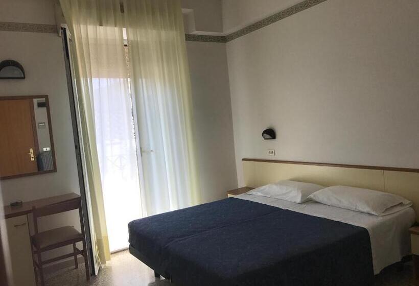 غرفة قياسية رباعية مزودة بشُرفة, Luciana