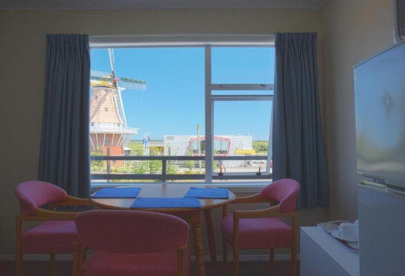 חדר דלוקס לשלושה, Post Office