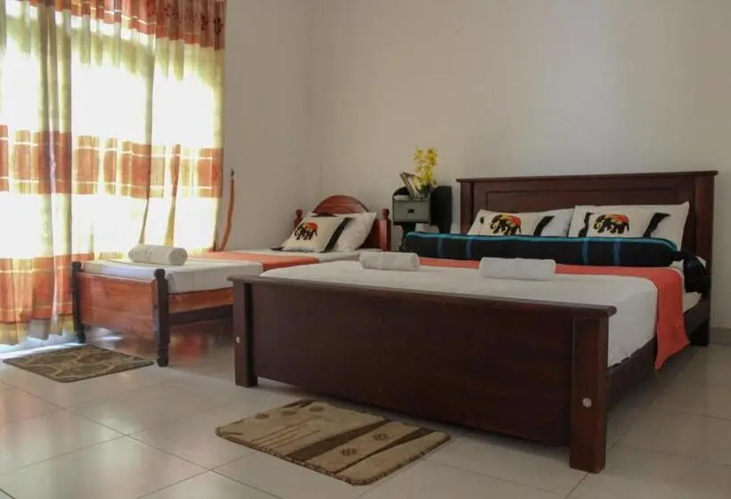 اتاق لوکس با بالکن, New Nethmi Villa