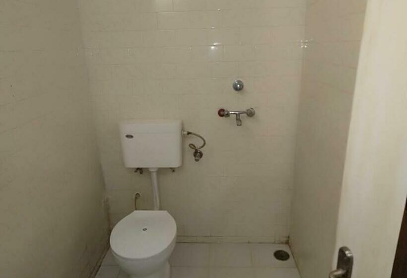 اتاق لوکس, Ambassador Inn