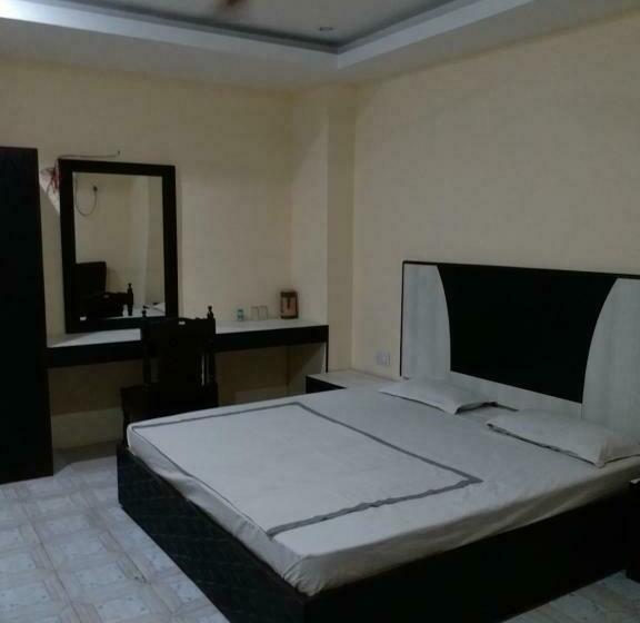 اتاق لوکس, Ambassador Inn