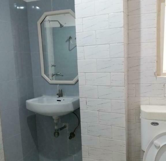 اتاق لوکس, Ambassador Inn