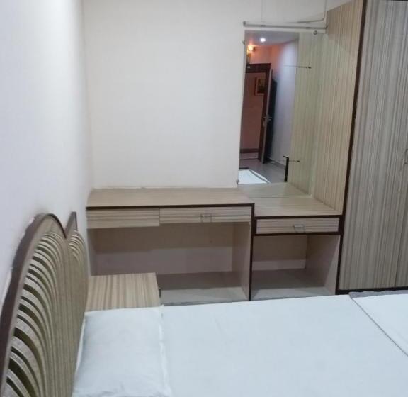 سوییت خانوادگی, Ambassador Inn