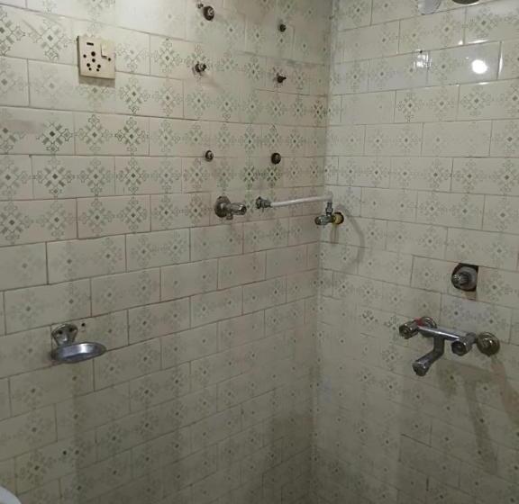 اتاق اکونومی, Ambassador Inn